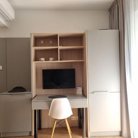 Aparthotel Warsaw Central: Balcony Retreat with Parking Exterior photo