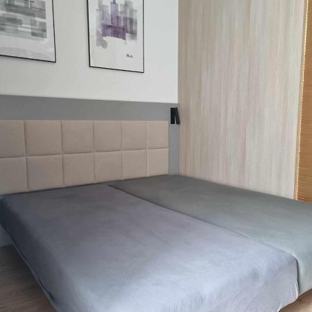 Aparthotel Warsaw Central: Balcony Retreat with Parking Exterior photo
